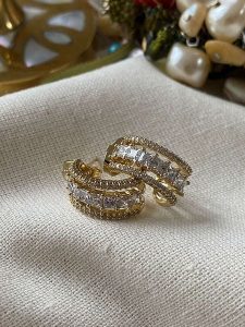 Luseera Pozłacane kolczyki-półkreole z cyrkoniami rozmiar: onesize. Żółte kolczyki Luseera, z cyrkonią, pozłacane. Za 43,99 zł.