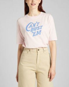 LEE HALF SLEEVE TEE DAMSKI T-SHIRT KOSZULKA NADRUK LOGO PALE LILAC L41ZEPSU 112140063. Bluzki Lee, l, bez wzorów, bez kołnierzyka, bez ramiączek. Za 69,99 zł.