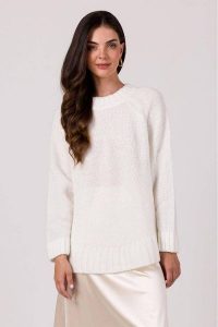 Luźny sweter damski z szerokimi rękawami biały. Białe długie swetry BE Knit, uniwersalny, z jeansu, bez kołnierzyka. Za 249,00 zł.