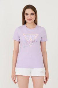 GUESS Lawendowy t-shirt Icon Tee. Fioletowe t-shirty Guess, s, z aplikacjami, bez kołnierzyka, bez ramiączek. W wyprzedaży za 184,99 zł.