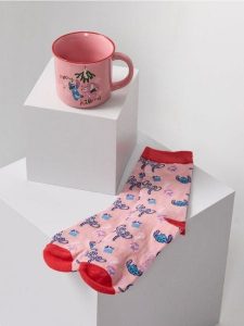 Świąteczny zestaw prezentowy: kubek i skarpetki Stitch - wielobarwny. Skarpetki Sinsay, bez wzorów. Za 25,99 zł.