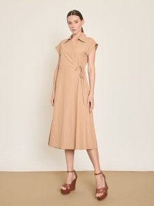 BGN Sukienka w kolorze beżowym rozmiar: 36. Brązowe sukienki BGN, na co dzień, bez wzorów, bez kołnierzyka, bez ramiączek, midi, proste. Za 143,99 zł.