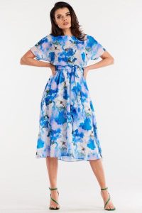 Zwiewna sukienka szyfonowa rozkloszowana w kwiaty. Sukienki Awama, na co dzień, na lato, l, bez wzorów, z materiału, eleganckie, bez kołnierzyka, bez ramiączek, midi, dopasowane. Za 289,00 zł.