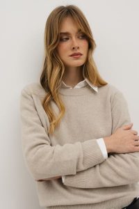 WEŁNIANY SWETER LAURA BEŻOWY M - Flawless. Brązowe swetry klasyczne Flawless, m, z kaszmiru, bez kołnierzyka. Za 590,00 zł.