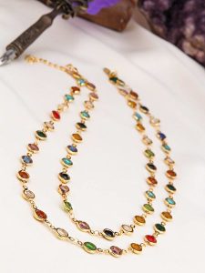 L'Atelier de Gaia Pozłacany naszyjnik z elementami ozdobnymi - dł. 45 cm rozmiar: onesize. Żółte naszyjniki L'Atelier de Gaia, z kryształem, pozłacane. Za 82,64 zł.