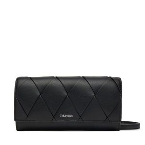Torebka Calvin Klein. Czarne listonoszki Calvin Klein, bez wzorów, bez dodatków. Za 229,99 zł.