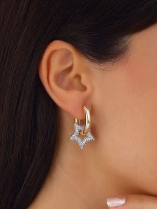 Nakkash Pozłacane kolczyki-kreole z cyrkoniami rozmiar: onesize. Żółte kolczyki Nakkash, z cyrkonią, pozłacane. Za 152,62 zł.