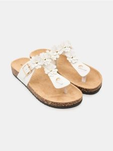 Japonki z aplikacją kwiatową - biały. Białe klapki Sinsay, z aplikacjami, bez obcasa. Za 49,99 zł.