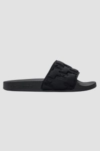 KARL LAGERFELD Czarne klapki Kondo Monogram. Czarne klapki KARL LAGERFELD, bez wzorów, bez obcasa. W wyprzedaży za 265,99 zł.