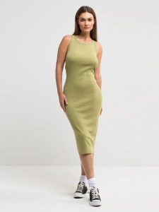 Sukienka damska midi khaki Maxinassara 303. Zielone sukienki Big Star, l, bez wzorów, bez kołnierzyka, bez ramiączek, midi. W wyprzedaży za 99,99 zł.