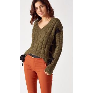 Sweter w kolorze khaki. Długie swetry marki Robin. W wyprzedaży za 159,95 zł.