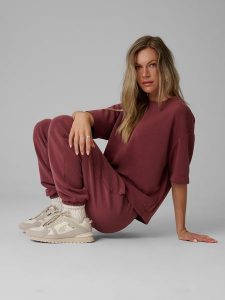 4F Spodnie dresowe joggery z modalem damskie - burgundowe XS. Czerwone spodnie dresowe 4f, s, bez wzorów, z dresówki. Za 189,99 zł.