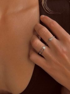 Les Petites Précieuses Srebrny pierścionek z diamentem rozmiar: 58. Szare pierścionki Les Petites Précieuses, z diamentem, srebrne. Za 175,67 zł.