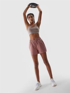 4F Spodenki treningowe szybkoschnące damskie - jasny róż S. Czerwone spodenki sportowe 4f, l, bez wzorów, z dzianiny, z podwyższonym stanem, do biegania. W wyprzedaży za 49,99 zł.