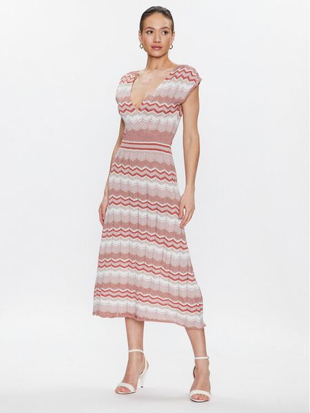 Morgan Sukienka dzianinowa 231-RMFENY Różowy Regular Fit. Czerwone kombinezony Morgan, xs, bez wzorów, z dzianiny, bez kołnierzyka, bez ramiączek. Za 219,99 zł.