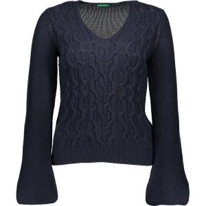 Sweter w kolorze granatowym. Swetry klasyczne marki Benetton. W wyprzedaży za 84,95 zł.