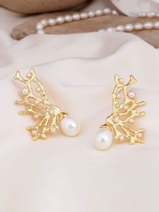 L'Atelier de Gaia Pozłacane kolczyki-wkrętki z perłami rozmiar: onesize. Białe kolczyki L'Atelier de Gaia, z perłą, pozłacane. Za 74,63 zł.