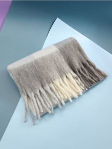 Szalik - szary. Szare szaliki Sinsay, bez wzorów. Za 39,99 zł.