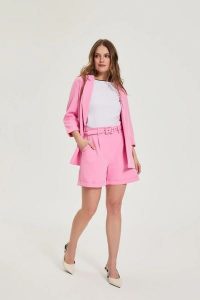 Szorty z paskiem różowe. Czerwone szorty MOODO, bez wzorów, z elastanu. Za 99,99 zł.