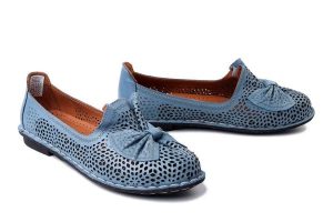 COMFORTABEL 830049-05 blau, półbuty damskie. Niebieskie półbuty Comfortabel, na lato, w ażurowe wzory, ze skóry, bez obcasa, bez zapięcia. Za 229,42 zł.