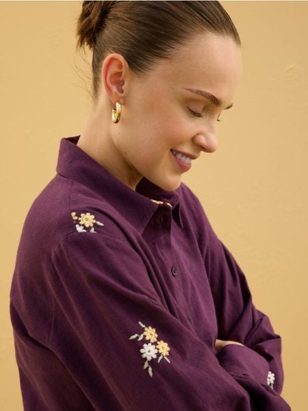 Koszula z haftowanym wzorem - bordowy. Czerwone koszule Reserved, l, bez wzorów, z bawełny, bez kołnierzyka, bez ramiączek. W wyprzedaży za 89,99 zł.