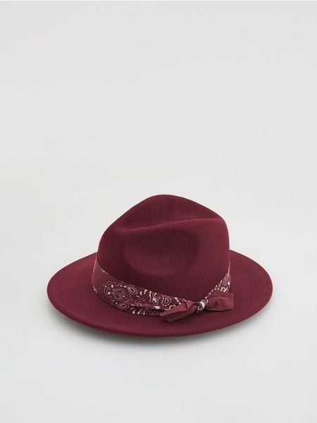 Wełniany kapelusz z paskiem - ciemnofioletowy. Fioletowe kapelusze Reserved, bez wzorów, z wełny. W wyprzedaży za 65,99 zł.