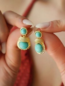 L'Atelier de Gaia Pozłacane kolczyki-wkrętki z turkusami rozmiar: onesize. Żółte kolczyki L'Atelier de Gaia, z turkusem, pozłacane. Za 56,99 zł.