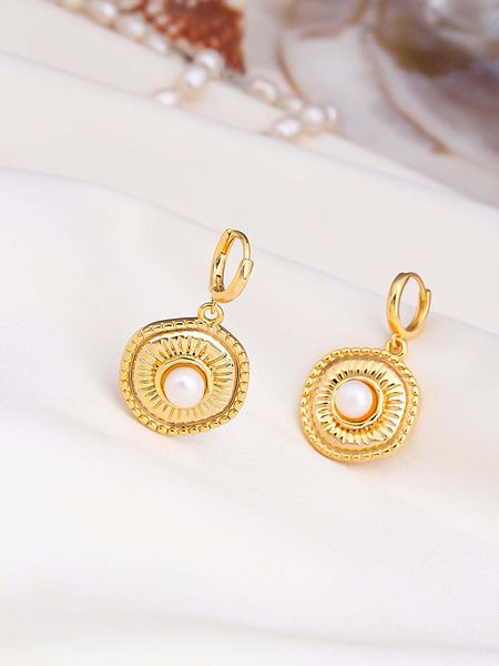 Pierres de Jade Pozłacane kolczyki z perłami rozmiar: onesize. Białe kolczyki Pierres de Jade, z perłą, pozłacane. Za 122,09 zł.