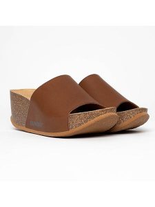Sunbay Klapki "Toluca" w kolorze jasnobrązowym na koturnie rozmiar: 39. Brązowe klapki Sunbay, bez wzorów, z materiału, z otwartym noskiem, bez obcasa, na koturnie. Za 188,85 zł.