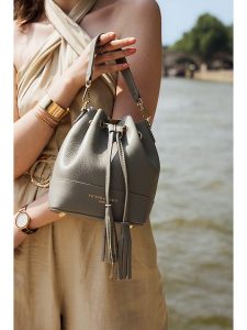 Victor & Hugo Paris Skórzana torebka "Mini Livy" w kolorze szarym - 18 x 21 x 11 cm rozmiar: onesize. Szare torebki klasyczne Victor & Hugo Paris, z aplikacjami, z materiału, na ramię, bez dodatków. Za 314,75 zł.