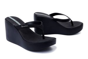 IPANEMA 83521 High Fashion Thong Fem AQ576 black, japonki damskie. Czarne klapki Ipanema, bez wzorów, bez obcasa, na koturnie. Za 159,92 zł.