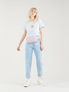 Levi's Dżinsy - Mom fit - w kolorze błękitnym rozmiar: W27/L27. Niebieskie jeansy Levi's®, z aplikacjami, z podwyższonym stanem. Za 109,78 zł.