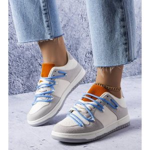 Szare sneakersy niebieskie sznurówki Aucoin białe. Białe trampki z aplikacjami, ze skóry ekologicznej, bez zapięcia. Za 77,69 zł.
