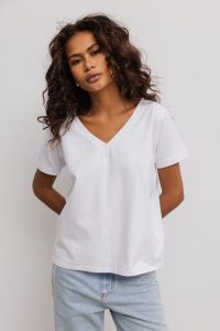 T shirt z dekoltem w kształcie V w kolorze BIAŁYM- V NECK-XL. Białe t-shirty Marsala, s, bez wzorów, z bawełny, bez kołnierzyka, bez ramiączek. Za 69,90 zł.