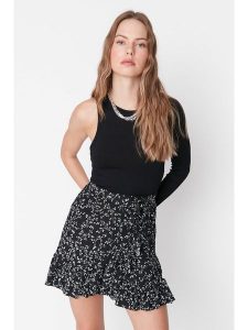 Trendyol Spódnica w kolorze czarnym rozmiar: S. Czarne spódnice Trendyol, s, bez wzorów, mini. Za 45,95 zł.