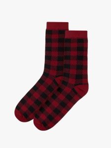 Bordowo-czarne skarpetki świąteczne unisex w kratę. Czerwone skarpetki Ryłko, bez wzorów, z bawełny. Za 24,99 zł.
