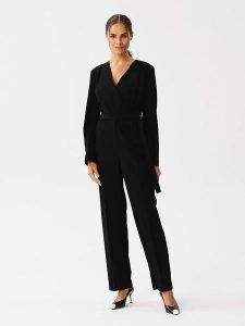 Stylove Kombinezon w kolorze czarnym rozmiar: XL. Czarne kombinezony Stylove, xl, bez wzorów, z tkaniny, bez kołnierzyka, bez ramiączek. Za 259,13 zł.