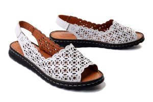 ARTIKER RELAKS 52C0433 white, sandały damskie. Białe sandały Artiker Relaks, w ażurowe wzory, ze skóry, bez obcasa, bez zapięcia. Za 191,92 zł.