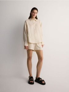 Koszula z lnem - kremowy. Białe koszule Reserved, l, bez wzorów, z wiskozy, bez kołnierzyka, bez ramiączek. W wyprzedaży za 49,99 zł.