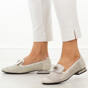 Złote ażurowe skórzane półbuty damskie Cambell 35304. Żółte półbuty Cambell, na lato, w ażurowe wzory, z materiału, z okrągłym noskiem, bez obcasa, na obcasie, bez zapięcia. Za 229,00 zł.