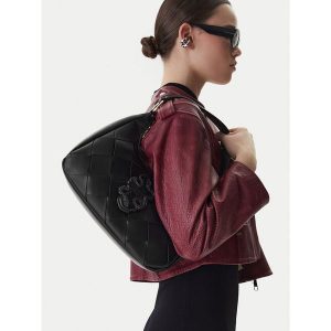 Torebka Just Cavalli. Czarne torebki klasyczne Just Cavalli, bez wzorów, bez dodatków. Za 559,99 zł.