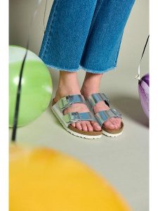 Birkenstock Skórzane klapki "Arizona" w kolorze srebrnym rozmiar: 40. Szare klapki Birkenstock, bez wzorów, ze skóry, z otwartym noskiem, bez obcasa. Za 413,86 zł.