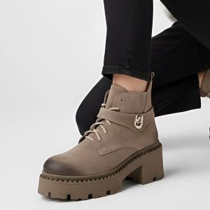 Botki damskie Armodo, zamszowe skórzane na klocku z okrągłym noskiem i na suwak, fango złoty, 60557-W. Brązowe botki Armodo, bez wzorów, z zamszu, z okrągłym noskiem, bez obcasa, na obcasie, bez zapięcia. Za 356,99 zł.