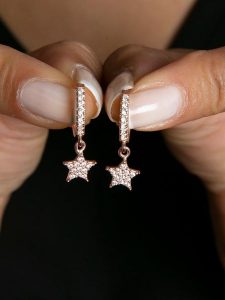 Lodie Silver Srebrne kolczyki-kreole z cyrkoniami rozmiar: onesize. Szare kolczyki Lodie Silver, z cyrkonią, srebrne. Za 109,78 zł.