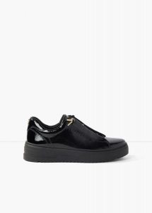 Sneakersy Marco Tozzi w lakierowanej optyce. Czarne buty sportowe bonprix, bez wzorów, bez zapięcia. Za 269,99 zł.