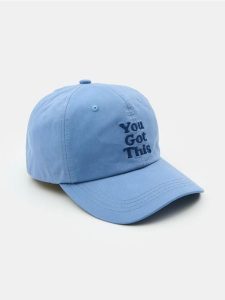 Czapka z daszkiem z haftowanym napisem You Got This - błękitny. Niebieskie czapki Sinsay, bez wzorów. Za 19,99 zł.