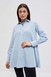 Koszula z rozkloszowanym dołem błękitna. Niebieskie koszule MOODO, m, bez wzorów, z bawełny, bez kołnierzyka, bez ramiączek. W wyprzedaży za 19,99 zł.