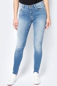 WRANGLER SKINNY RAZZLE BLUE W28KRG17V 112128329. Niebieskie rurki Wrangler, z jeansu. W wyprzedaży za 99,99 zł.