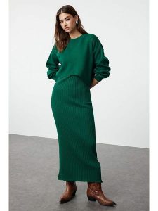 Trendyol 2-częściowy zestaw w kolorze zielonym rozmiar: M. Zielone sukienki Trendyol, m, bez wzorów, prążkowane, bez kołnierzyka, bez ramiączek, maxi. Za 122,96 zł.