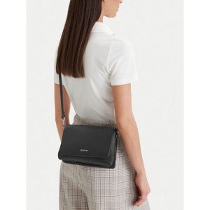 Torebka Lasocki. Czarne listonoszki Lasocki, bez wzorów, bez dodatków. Za 159,99 zł.